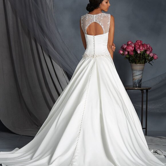 Sample Bridgerton Wedding Dress, Aline ballgown, Size 4, POCKETS Not Strapless - Picture 3 of 12